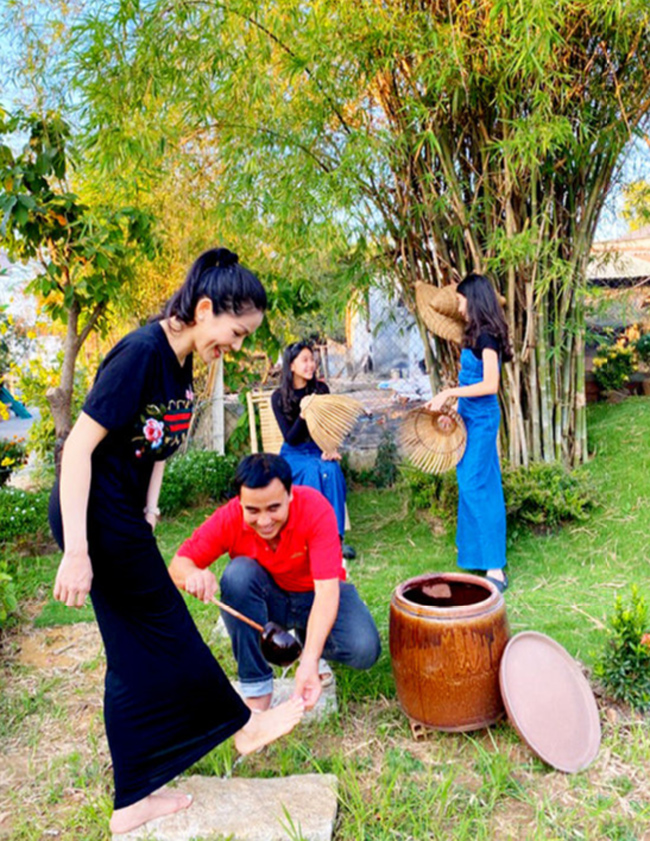 Khi thăm nhà em trai, Quyền Linh chiều chuộng lấy nước cho bà xã rửa chân khi cùng cả gia đình vui chơi ngoài vườn.