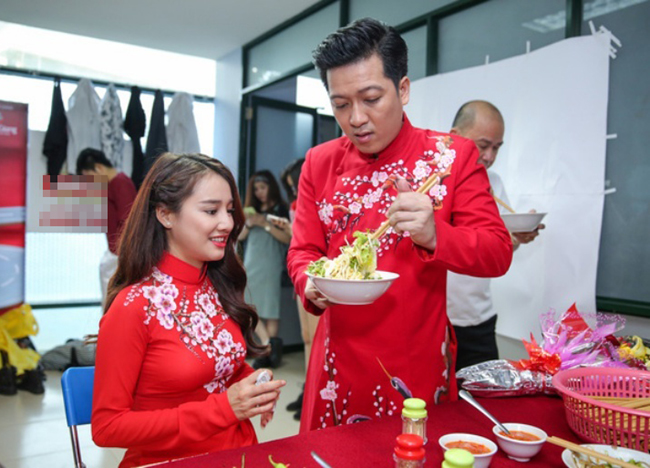 Theo nữ diễn viên Nhã Phương, ông xã chính là người đảm bảo chế độ dinh dưỡng cho cô và con gái, luôn vào bếp nấu ăn bất cứ khi nào ở nhà.