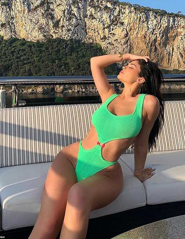 Không chỉ là nữ tỷ phú tự thân trẻ nhất thế giới trong nhiều năm liền, Kylie Jenner còn được nhắc đến là người đẹp đình đám, có body tuyệt tác.