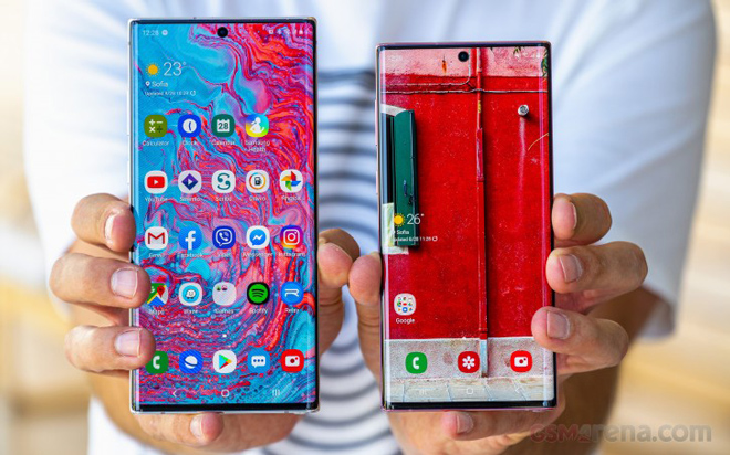 Galaxy Note 10+ và Galaxy Note 10 năm ngoái.