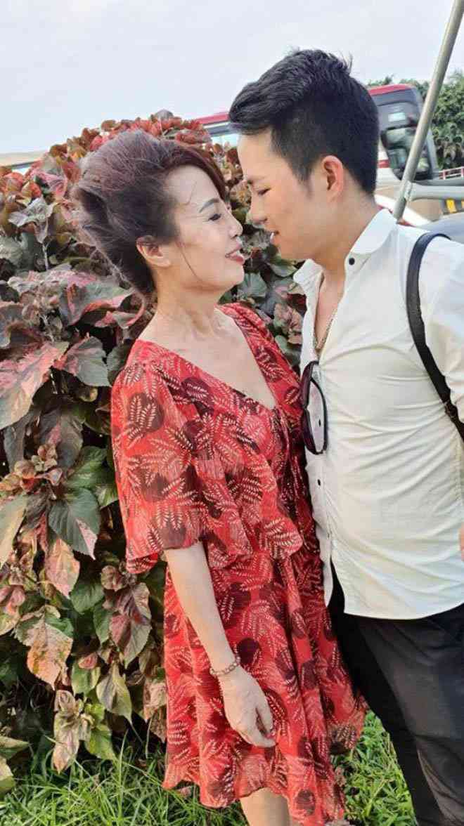 Cô dâu Thu Sao và chồng trẻ hạnh phúc bên nhau.