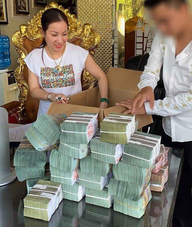 Hai vợ chồng Đường Nhuệ khoe tiền trên mạng xã hội.
