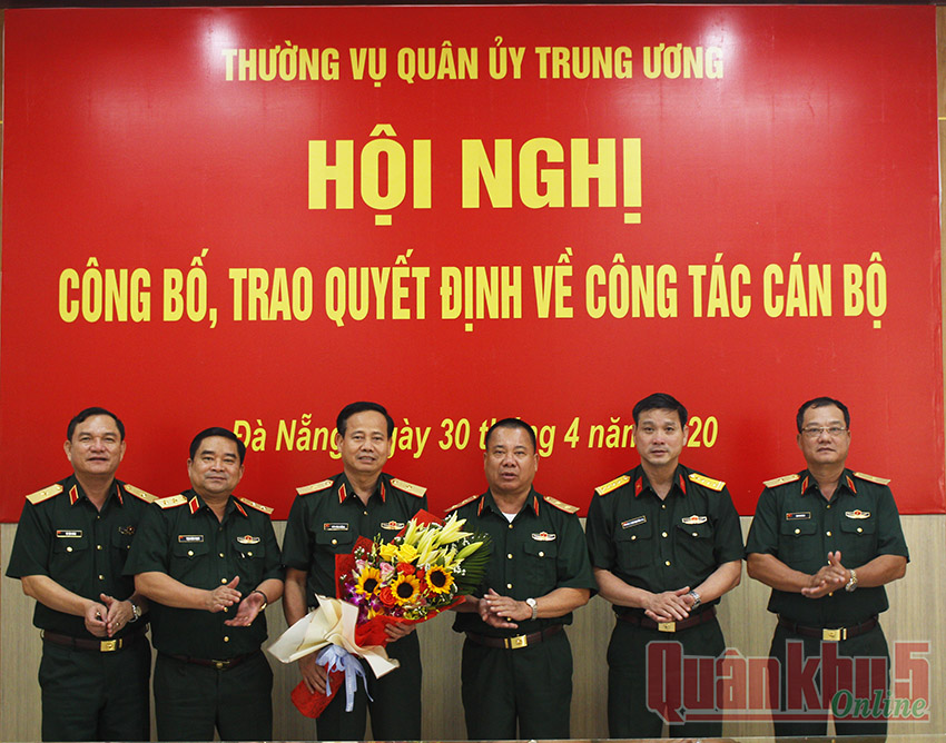 Thường vụ Đảng ủy- Bộ Tư lệnh Quân khu 5 chúc mừng Thiếu tướng Hứa Văn Tưởng - Phó Tư lệnh Quân khu. (Ảnh: Báo Quân Khu 5)