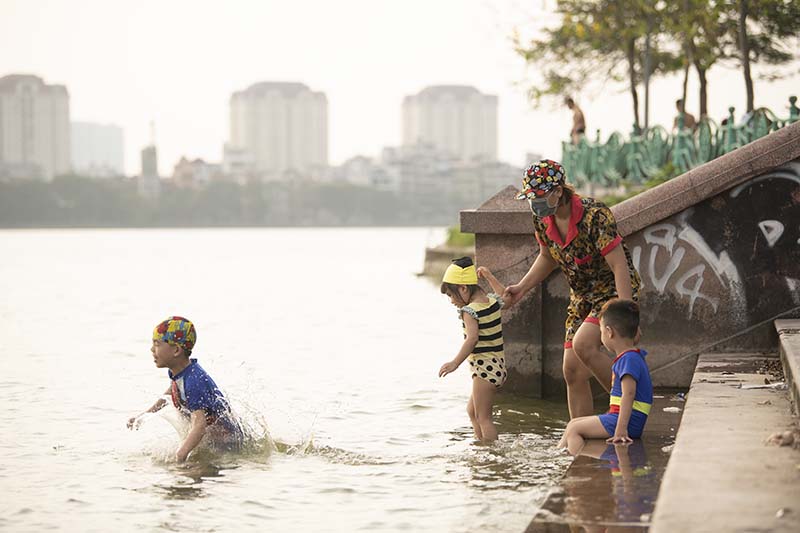 “Quên” luôn COVID-19, người HN đổ ra Hồ Tây tắm giải nhiệt chống nóng đầu hè - 8