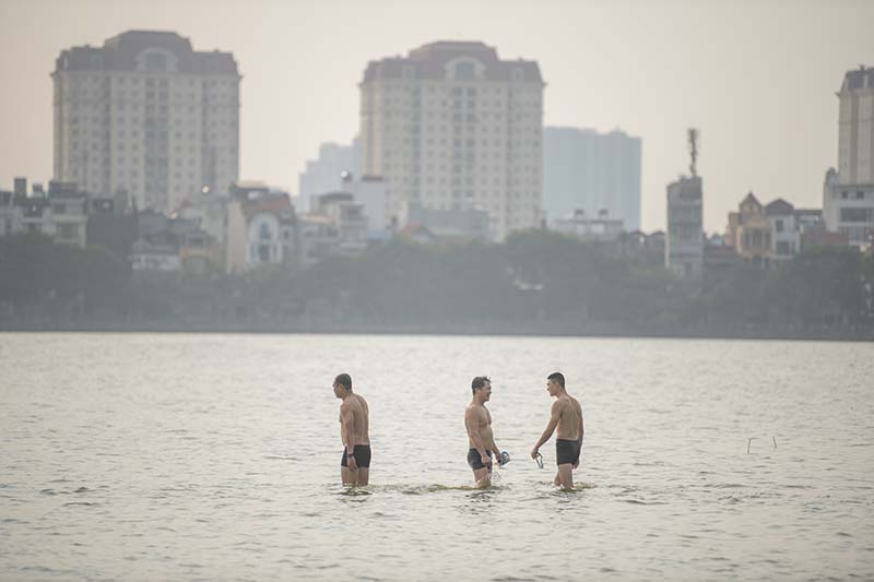 “Quên” luôn COVID-19, người HN đổ ra Hồ Tây tắm giải nhiệt chống nóng đầu hè - 15