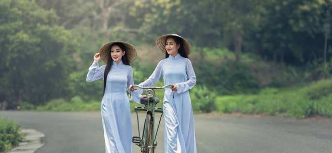 Áo dài truyền thống mang theo nét đẹp dịu dàng của người con gái Việt.