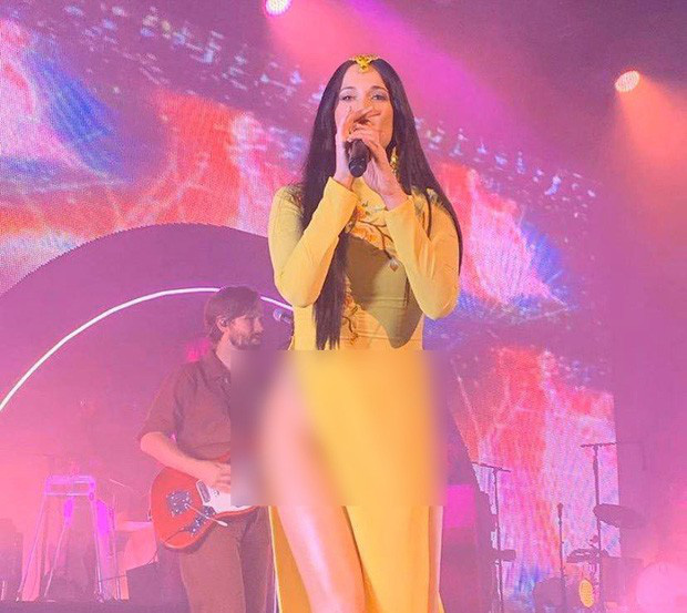 Kacey Musgraves mặc áo dài không quần khi biểu diễn.