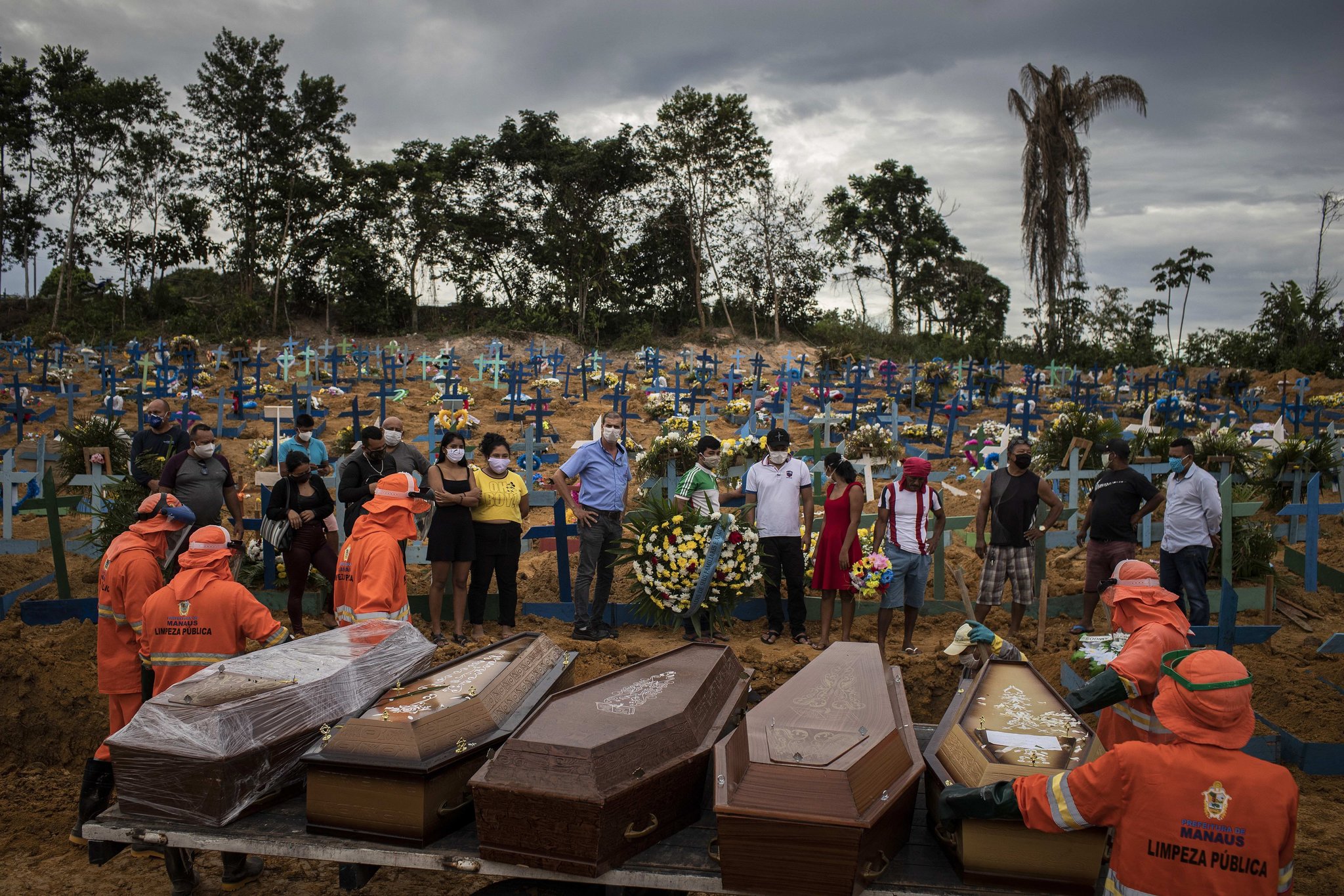 Chôn cất người tử vong do Covid-19 tại Brazil (ảnh: NY Times)