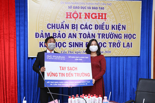 Ông Đoàn Đình Duy Khương TGĐ Điều hành Dược Hậu Giang trao tặng gel rửa tay cho bà Trần Hồng Thắm Giám Đốc Sở Giáo dục và Đào tạo TPCT