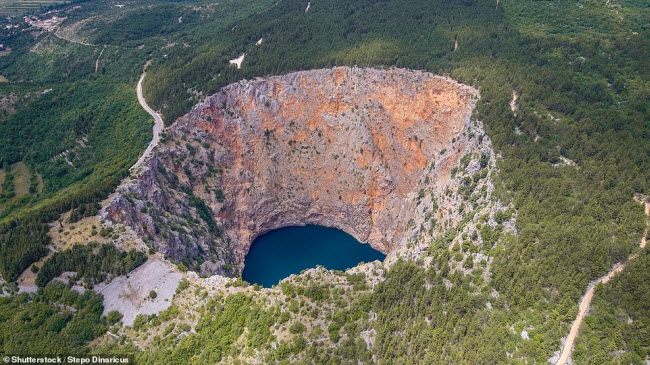 Hồ Đỏ, Croatia: Hồ khổng lồ gần thành phố Imotski là hố tử thần lớn nhất ở châu Âu và thứ 3 trên trên thế giới. Vách đá xung quanh hố có chiều cao 247m và hồ có độ sâu 281m.