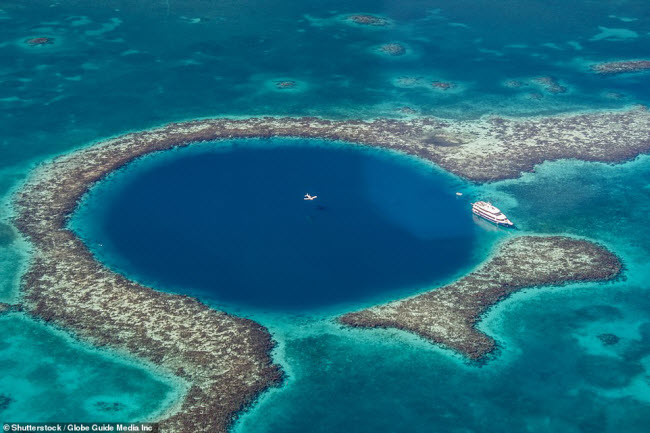 Hố Great Blue, Belize: Hố tử thần trên biển Caribbe là nơi sinh sống của nhiều loài sinh vật, bao gồm loài cá vẹt và cá mập. Nó có độ sâu 124m và rộng 318m.