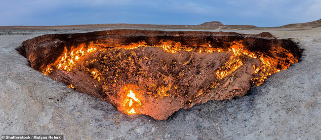 Hố Darvaza, Turkmenistan: Hố tử thần trên sa mạc Karakum bắt đầu bốc cháy từ năm 1971. Ngày nay, nó trở thành địa điểm du lịch hấp dẫn dành cho những người thích khám phá thiên nhiên.