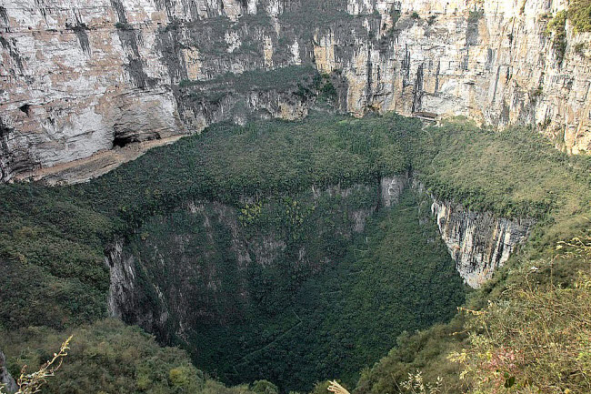 Hố Thiên đường, Trung Quốc: Với chiều dài 626m, rộng 537m và sâu 662m, hố Thiên đường ở tây nam Trung Quốc là hố tử thần lớn nhất thế giới. Du khách có thể xuống đáy của kỳ quan này qua 2.800 bậc thang.