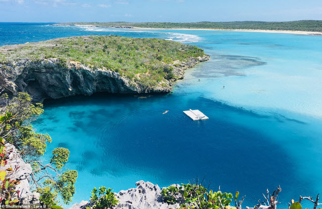 Hố Dean's Blue, Bahamas: Đây là hố thử thần nước mặn sâu nhất thế giới (202m). Nơi đây rất lý tưởng dành cho những du khách muốn học bơi vì mặt nước không có sóng lớn.