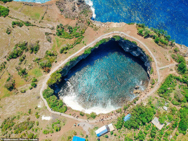 Broken Beach, Indonesia: Hố tử thần nằm sát bờ biển ở Nusa Penida trở thành địa điểm hấp dẫn với bãi biển cát trắng tuyệt đẹp ở bên trong.