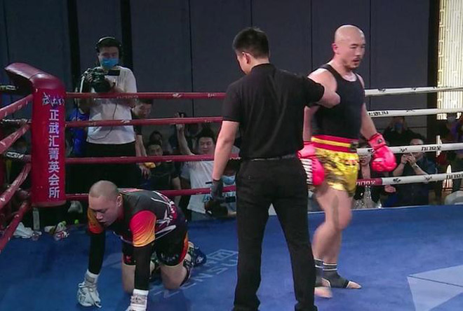 Yi Long (phải) knock-out Nhị Cẩu bằng cú đấm chính diện