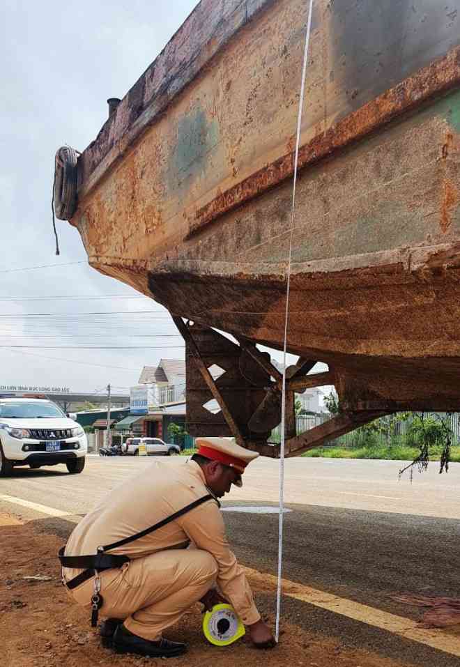 Phạt hơn 90 triệu đồng tài xế và chủ phương tiện kéo sà lan gây ách tắc đèo Bảo Lộc - 4