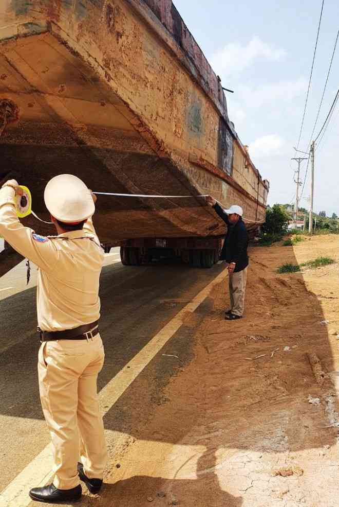 Phạt hơn 90 triệu đồng tài xế và chủ phương tiện kéo sà lan gây ách tắc đèo Bảo Lộc - 5