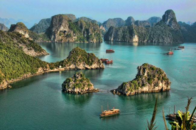 Vịnh Hạ Long, Việt Nam: Kỳ quan thiên nhiên ở Quảng Ninh bao gồm hơn 3.000 hòn đảo đá vôi nằm trên biển. Nơi đây có hệ động, thực vật đa dạng và là một trong những địa điểm du lịch hấp dẫn nhất thế giới.
