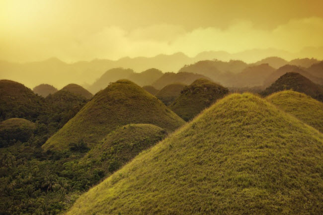 Đồi sô-cô-la, Philippines: Những ngọn đồi trên hòn đảo Bohol có kết cấu đá vôi và được bao phủ bởi cỏ xanh mướt vào mùa khô, sau đó chuyển thành màu nâu như sô-cô-la vào mùa khô.
