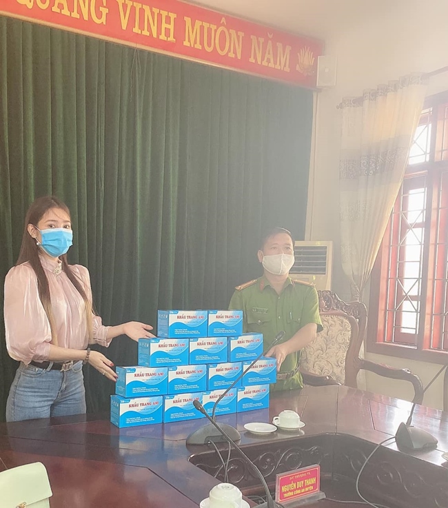 Trong thời gian ở quê nghỉ dịch, Lương Thanh Hằng ghi điểm trong mắt người hâm mộ khi có nhiều hoạt động từ thiện tại chính nơi mình sinh ra. Cô tặng khẩu trang cho nhiều đơn vị, tặng gạo cho người dân nghèo.
