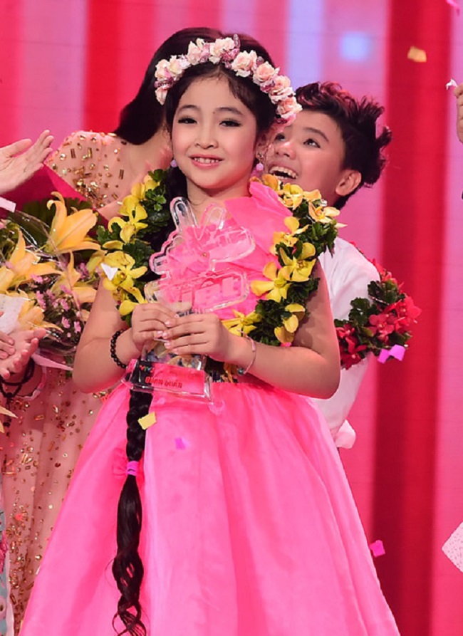 Trịnh Nguyễn Hồng Minh sinh năm 2006. Cô bé đoạt giải quán quân "Giọng hát Việt nhí" khi mới 9 tuổi.