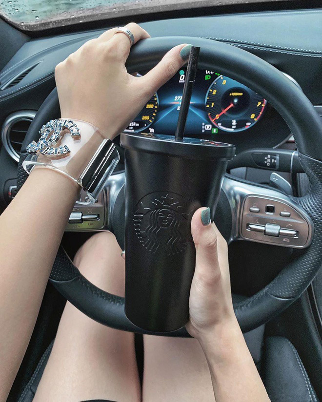 Ngôi sao 9X diện vòng tay Chanel cùng nhẫn Cartier. Vòng tay giá dao động từ 1.500 USD đến 2.400 USD theo từng màu sắc, loại đá đính ở trên. Bên cạnh đó, chiếc nhẫn có logo đặc trưng của hãng trang sức Cartier có giá khoảng 2.380 USD.