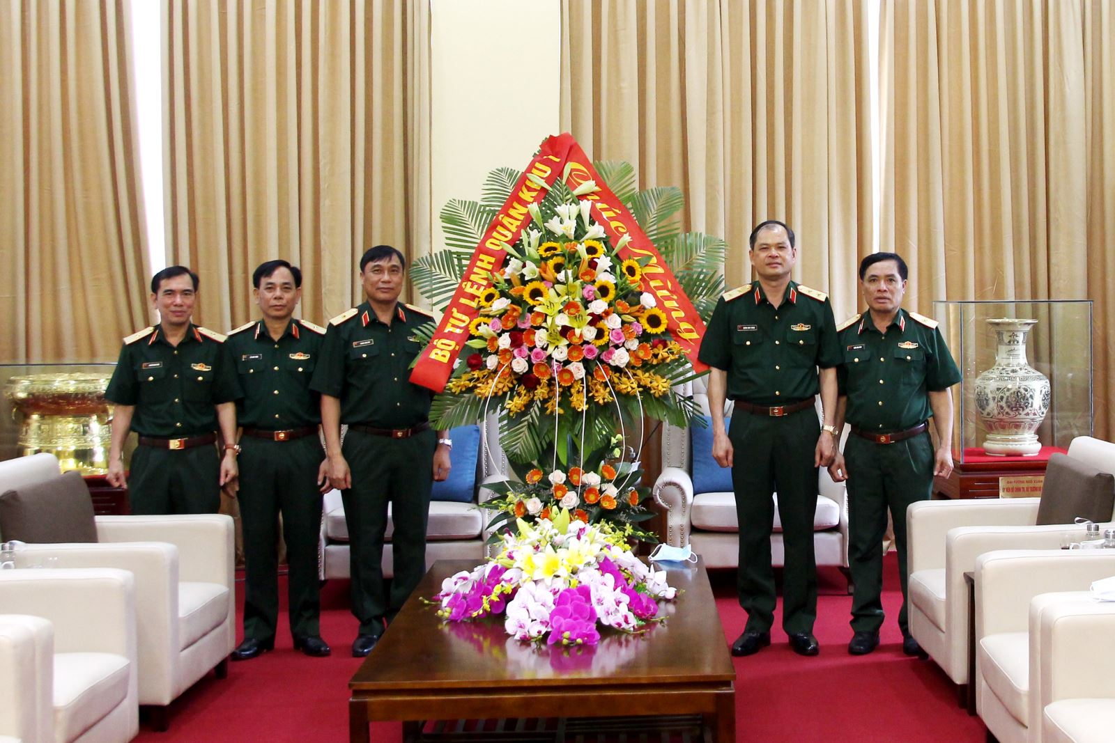 Bộ tư lệnh Quân khu 1 chúc mừng Thiếu tướng Hoàng Văn Hữu.