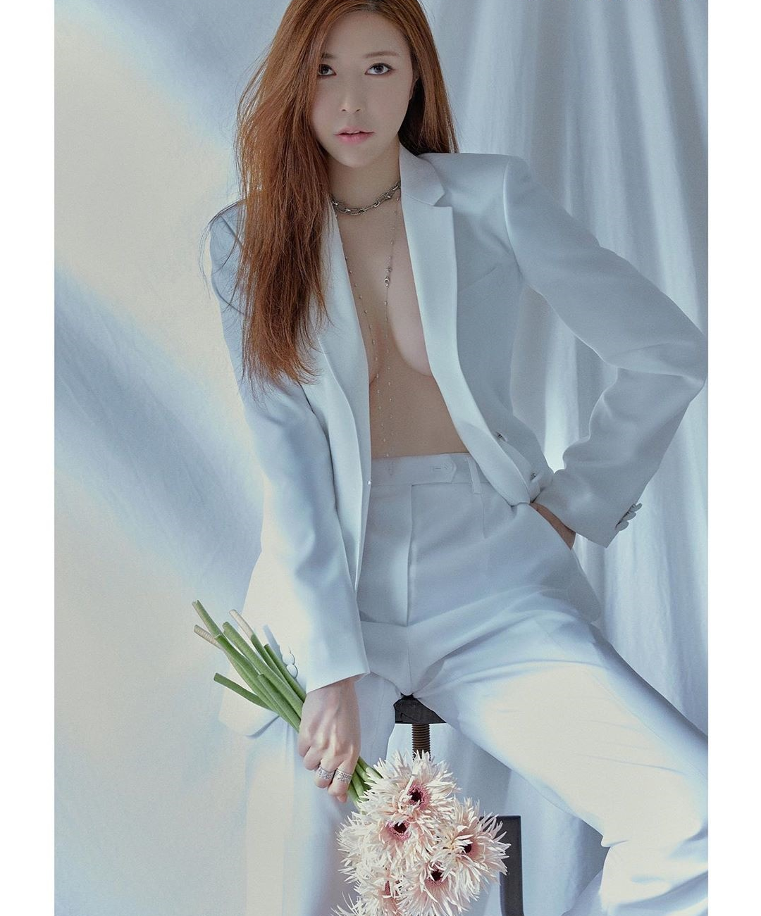 Người mẫu Choi So Mi diện bộ vest trắng theo phong cách không nội y.