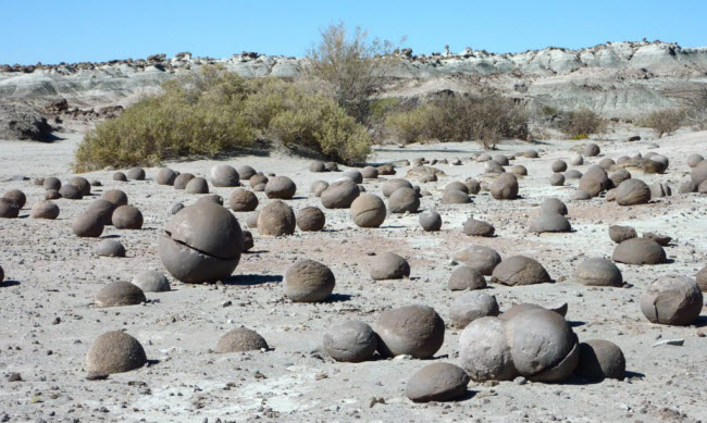 Thung lũng Mặt trăng, Argentina: Thung lũng này có những khối đá hình tròn với niên đại cách đây khoảng 200 đến 250 triệu năm. Hóa thạch của một số loài vật cổ xưa nhất như khủng long, cá, động vật lưỡng cư và bò sát cũng được tìm thấy ở đây.
