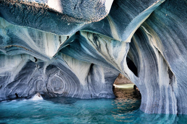 Hang cẩm thạch, Chile: Du khách chỉ có thể tiếp cận hang cẩm thạch bằng thuyền bởi vì nó nằm trên mặt nước. Cấu trúc đá này được hình thành bởi tác động của sóng biển trong quá trình hơn 6.000 năm.
