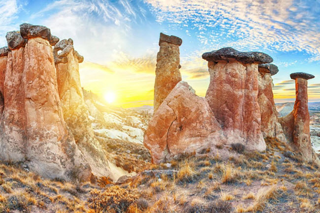 Hoodoos, Thổ Nhĩ Kỳ: Vườn quốc gia Göreme ở vùng Cappadocia nổi tiếng với hàng trăm khối đá Hoodoos hay còn được gọi là “ống khói cổ tích”. Chúng được hình thành cách đây hàng triệu năm trong một vụ phun trào núi lửa. 
