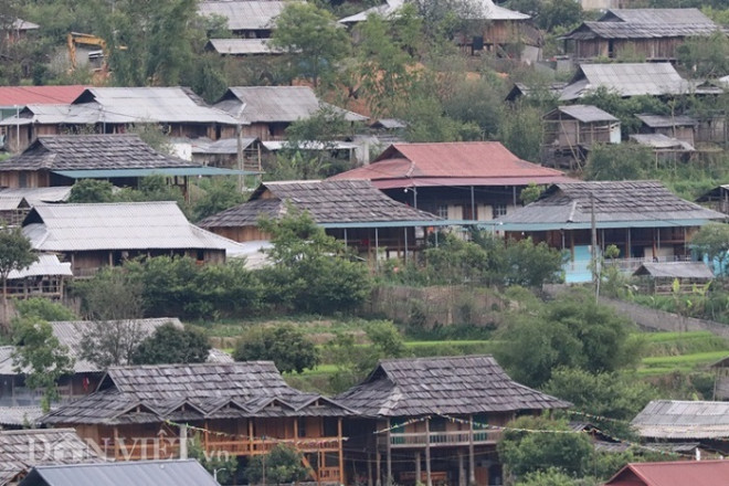 Xã Ngọc Chiến cách trung tâm thành phố Sơn La khoảng 80km về phía Đông Bắc. Những ai từng đặt chân đến mảnh đất này đều ví Ngọc Chiến như Mộc Châu, Sa Pa của Tây Bắc, Đà Lạt của Tây Nguyên, bởi khí hậu trong lành, mát mẻ quanh năm với nhiệt độ trung bình về đêm khoảng 17 độ C.&nbsp;Bên cạnh&nbsp;cánh đồng ruộng bậc thang rộng hàng trăm ha, suối khoáng nóng, đặc sản nếp tan dẻo thơm đến hạt cuối cùng, tinh thần hiếu khách thân thiện của con người Ngọc Chiến.... du khách sẽ được chiêm ngưỡng vẻ đẹp hoang sơ của những ngôi nhà sàn của người Thái được lợp bằng gỗ pơ mu xen kẽ giữa khu dân cư.