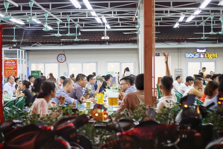 Nhiều quán bia hơi ở Hà Nội bắt đầu trở lại thời “hoàng kim” trong đợt nắng nóng cao điểm