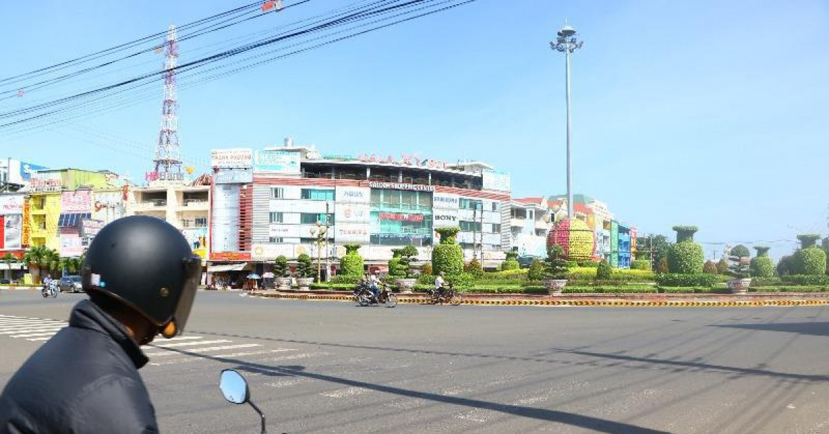 Hàng chục xe biển số xanh tại Bình Phước vượt đèn đỏ