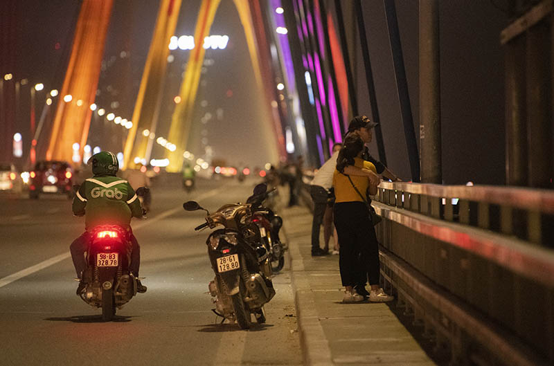 Tuy nhiên, dường như các bạn trẻ không mấy quan tâm đến lệnh cấm. Đa phần các xe dừng hóng mát đều đỗ xe máy dưới lòng đường.