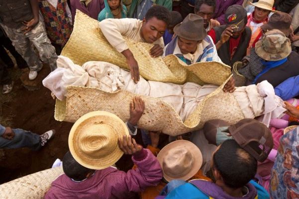 Kỳ dị tập tục “nhảy múa cùng người chết” ở Madagascar - 5