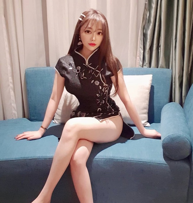 Kiểu mặc khác của con gái Hàn Quốc khiến dân tình "đứng tim" là mặc siêu ngắn. Hot girl nửa triệu fan từng đến Việt Nam - Kyj sở hữu khá nhiều khung hình như vậy. 