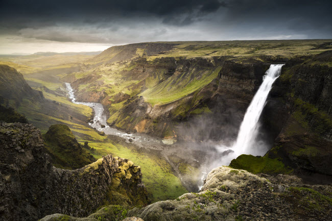 Thác nước Háifoss đổ xuống một con sông gần núi lửa Hekla ở Iceland.
