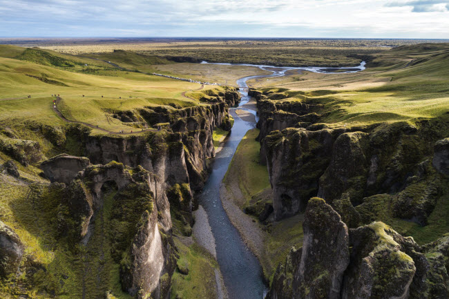 Khung ảnh tuyệt đẹp của dòng sông chảy dọc hẻm núi &nbsp;Fjadrargljufur ở miền nam Iceland.
