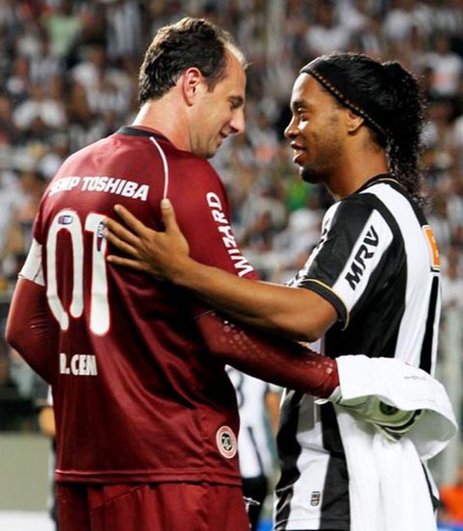 Ceni và đồng đội cũ nổi tiếng ở ĐT Brazil - Ronaldinho từng đối đầu nhau ở trận Sao Paulo gặp Atletico Mineiro năm 2013 tại giải VĐQG xứ sở samba