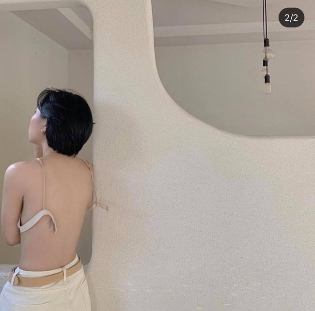 Kim Oanh&nbsp;là chủ nhân của bức&nbsp;hình thu hút trên mạng xã hội Instagram vì mặc áo lót ngược sau lưng, ý tưởng để tôn vinh vẻ đẹp hình thể mong manh của những cô nàng có vòng 1 khiêm tốn.&nbsp;
