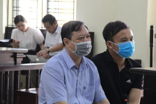 Cựu đại tá Nguyễn Chí Phương (trái) tại phiên tòa. Ảnh: ĐẶNG TRUNG