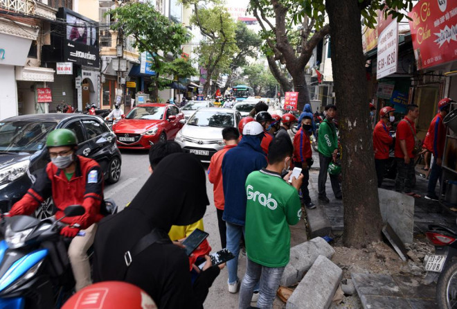 Các quán đồ ăn trưa như: bún cá, bún chả, cơm niêu, trà sữa, các loại chè... thường được người dân đặt online nhiều.