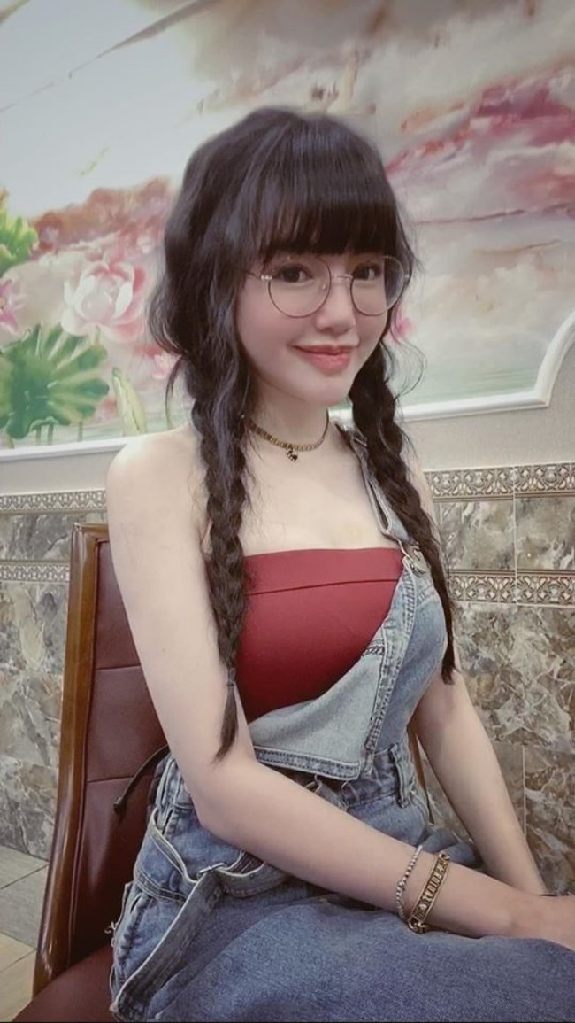 Elly Trần nổi tiếng ở showbiz Việt là mỹ nhân sở hữu nhan sắc lão hóa ngược. 32 tuổi và trải qua hai lần sinh nở nhưng gương mặt của người đẹp vẫn trẻ trung như gái đôi mươi.
