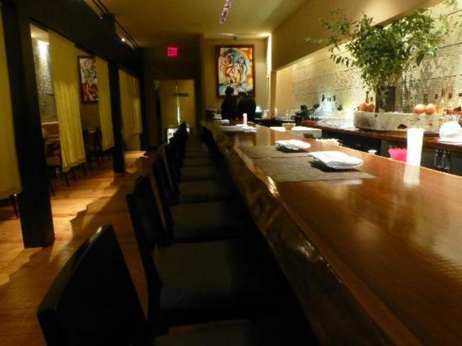 2. Masa (Newyork, Mỹ): Trải nghiệm ăn uống đắt nhất ở Hoa Kỳ là tại nhà hàng Masa, được điều hành bởi người đàn ông tiên phong trong trải nghiệm sushi, Masa Takayama. Ăn uống ở đây sẽ có chi phí tối thiểu là 595 USD cho mỗi món ăn (gần 14 triệu VND).
