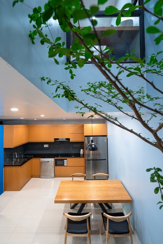 Phòng bếp tạo cảm giác thoải mái nhờ thiết kết đơn giản, đón nhận tối đa ánh sáng tự nhiên.
