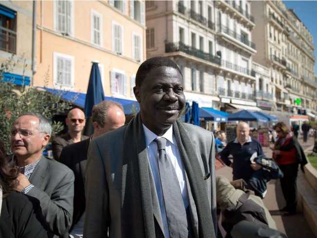 Pape Diouf, cựu chủ tịch Olympique de Marseille, đã chết vì các biến chứng sức khỏe liên quan đến virus corona ở tuổi 68. Câu lạc bộ bóng đá Pháp đã xác nhận cái chết của ông trong một tuyên bố trên Twitter. Diouf là chủ tịch da đen đầu tiên của một câu lạc bộ hàng đầu châu Âu.