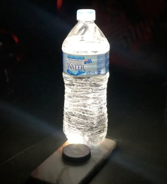 Đèn điện thoại và chai nhựa có thể trở thành đèn lồng mà người dùng không bao giờ biết mình cần.