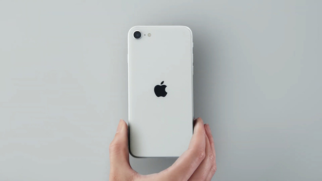 iPhone SE 2020 nằm gọn trong bàn tay.
